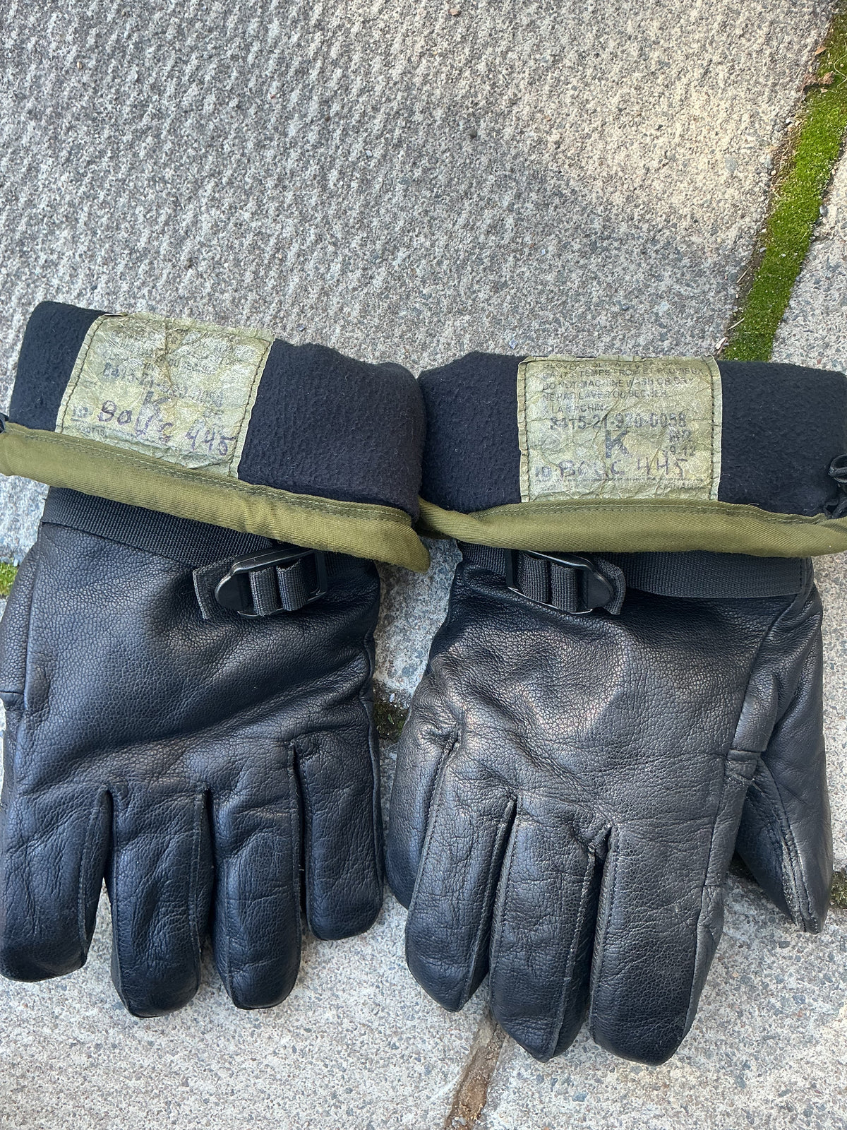 Canadian Forces Cold/ Wet Weather Gore- Tex Lined Gloves size Large