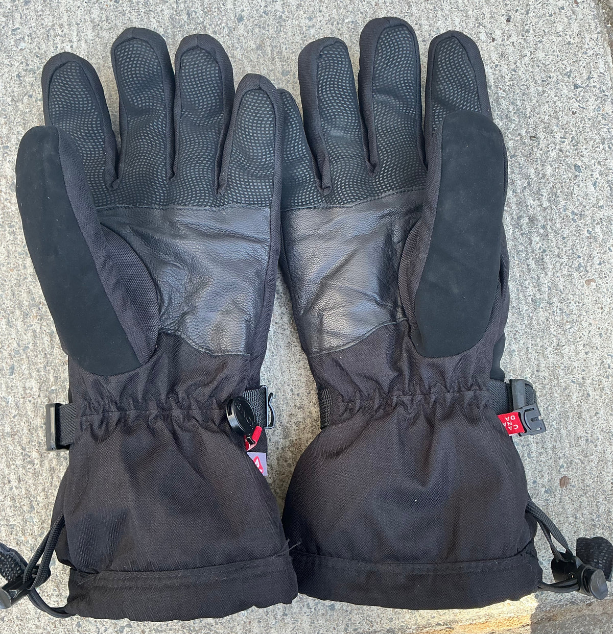 Canadian made KOMBI Gloves Waterproof Large in very good , used by the Canadian military . Lightweight .