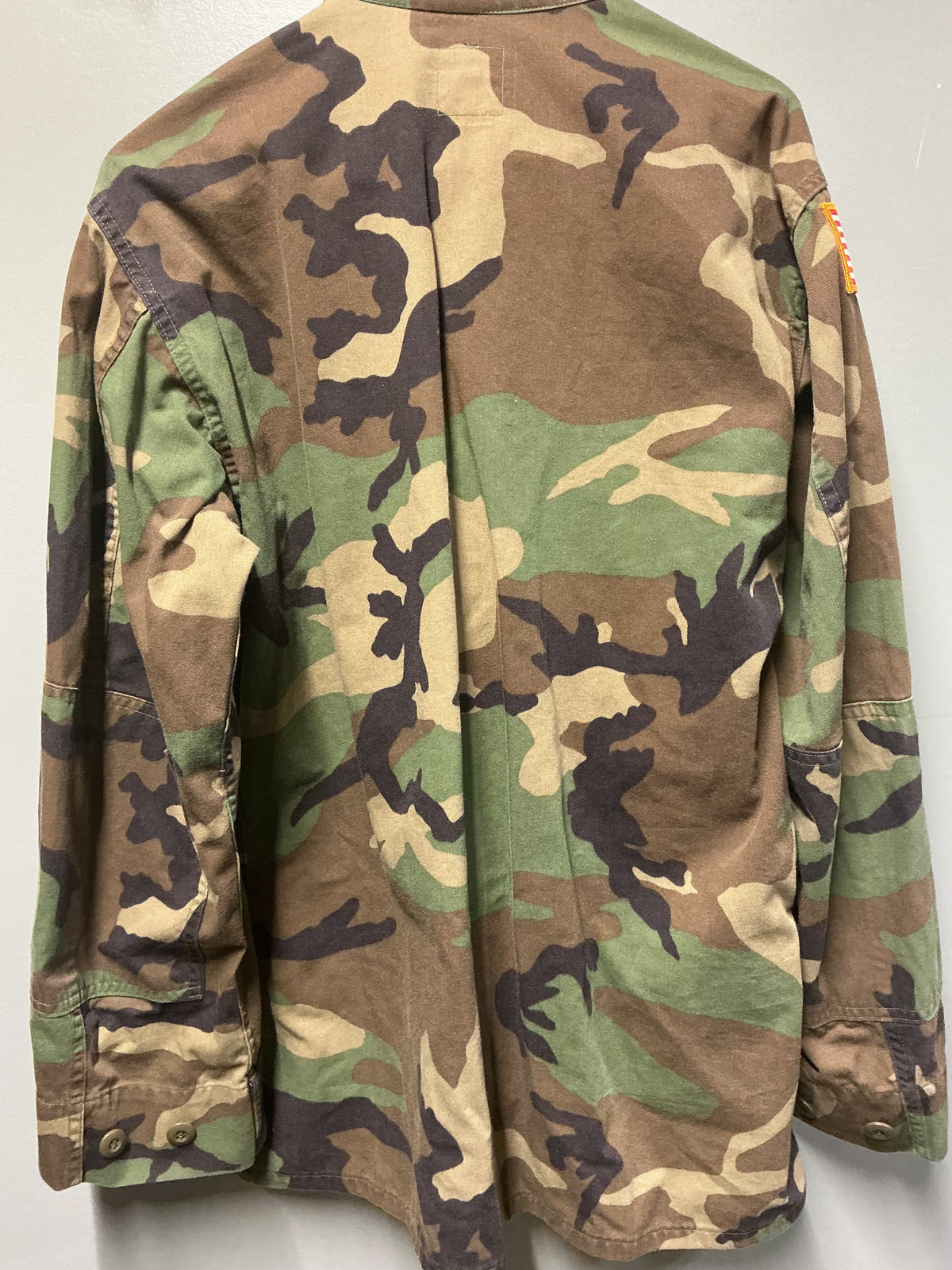 U.S. WOODLAND BDU SHIRT WITH INSIGNIA MEDIUM REGULAR