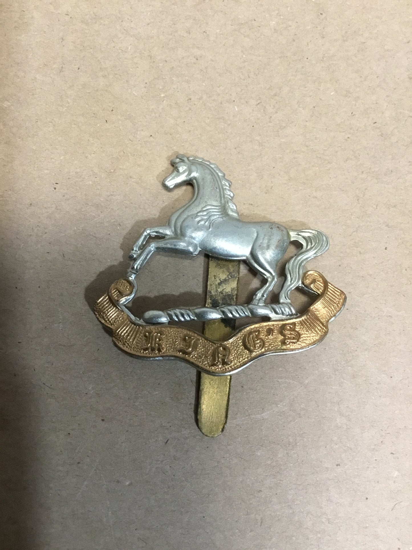 WW11 BRITISH ARMY KINGS REGIMENT CAP BADGE