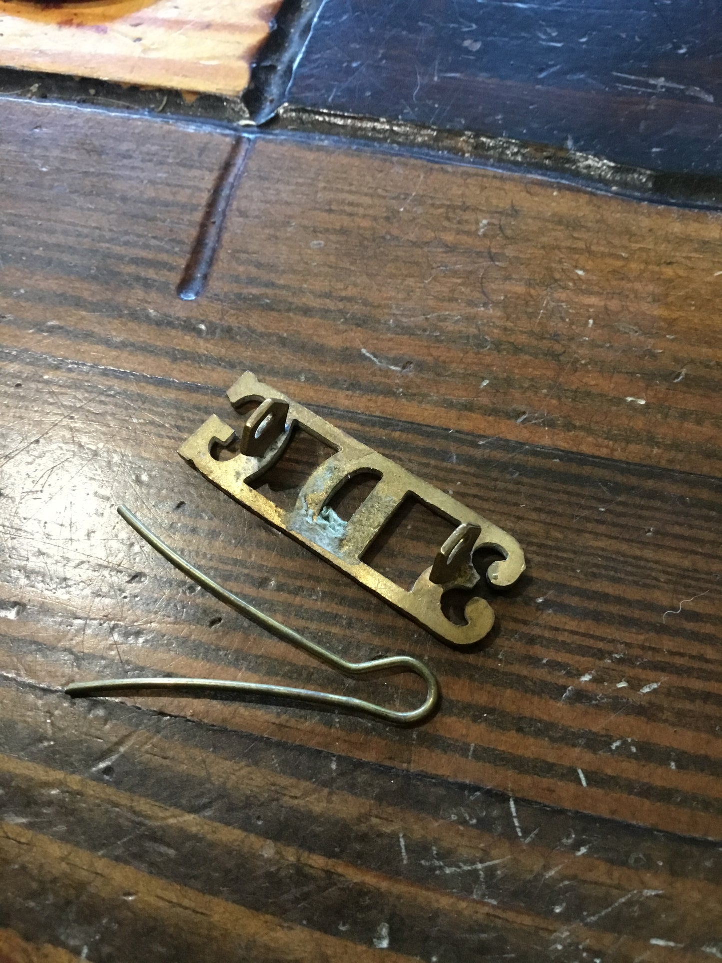 British: 3rd Dragoon Guards brass shoulder title. Circa.1914/1918