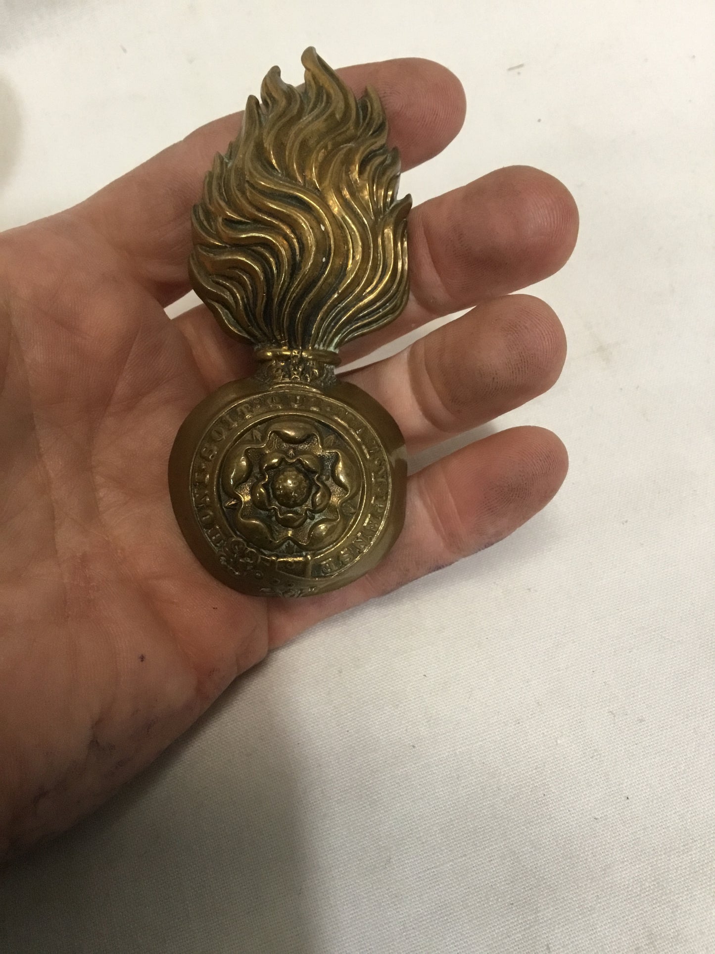 A WW1 / WW2 British Army Royal Fusiliers Busby Badge kings Crown