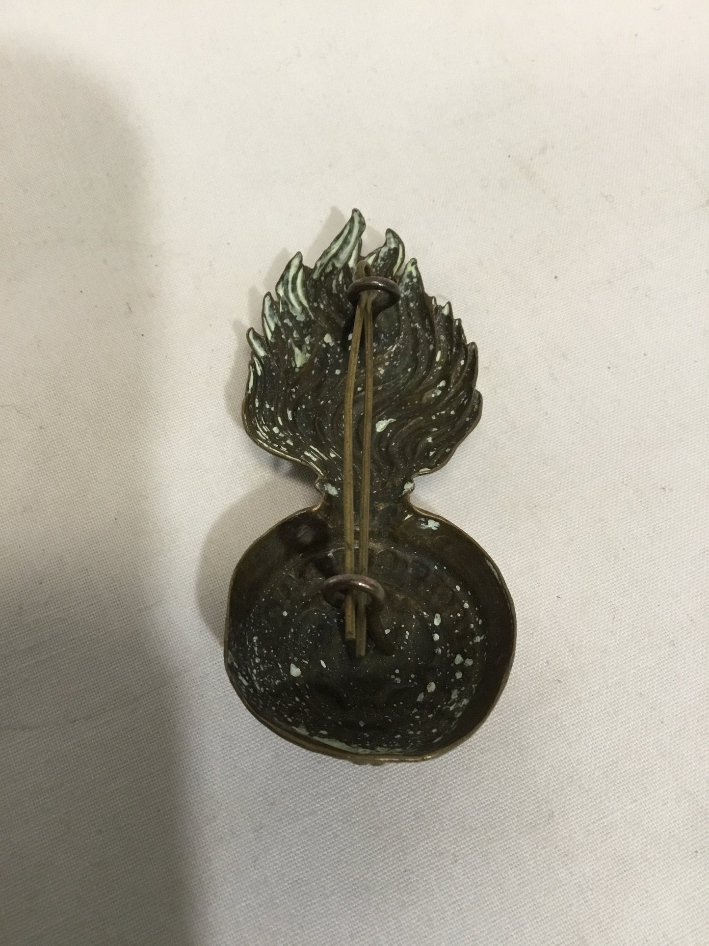A WW1 / WW2 British Army Royal Fusiliers Busby Badge kings Crown