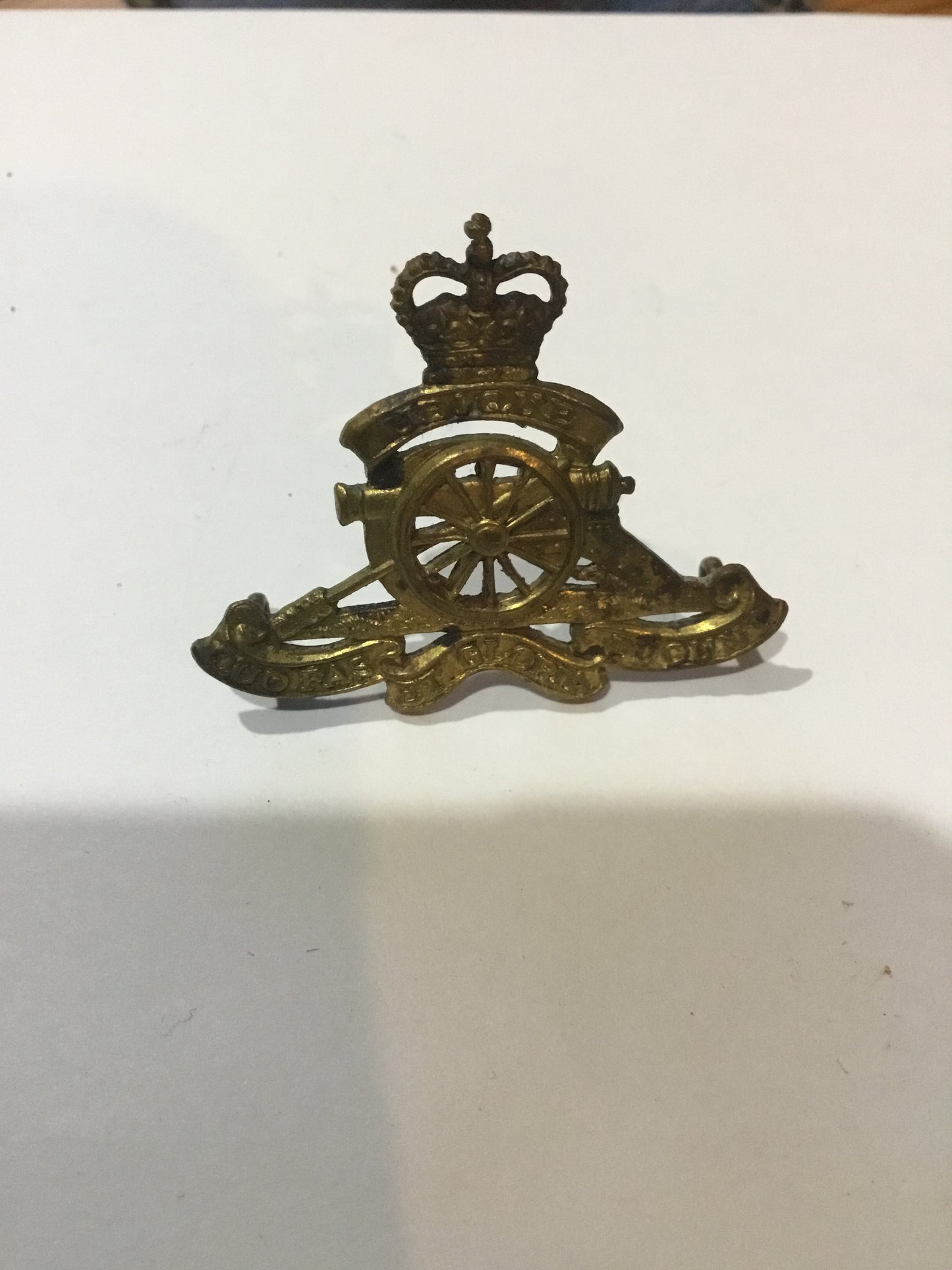 Canadian Artillery Hat Badge , Queens Crown