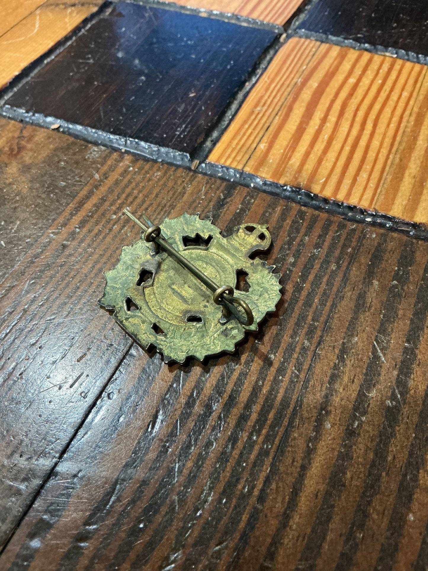 ORIGINAL WW2 CANADIAN THE HASTINGS & PRINCE EDWARD REGIMENT CANADA CAP BADGE