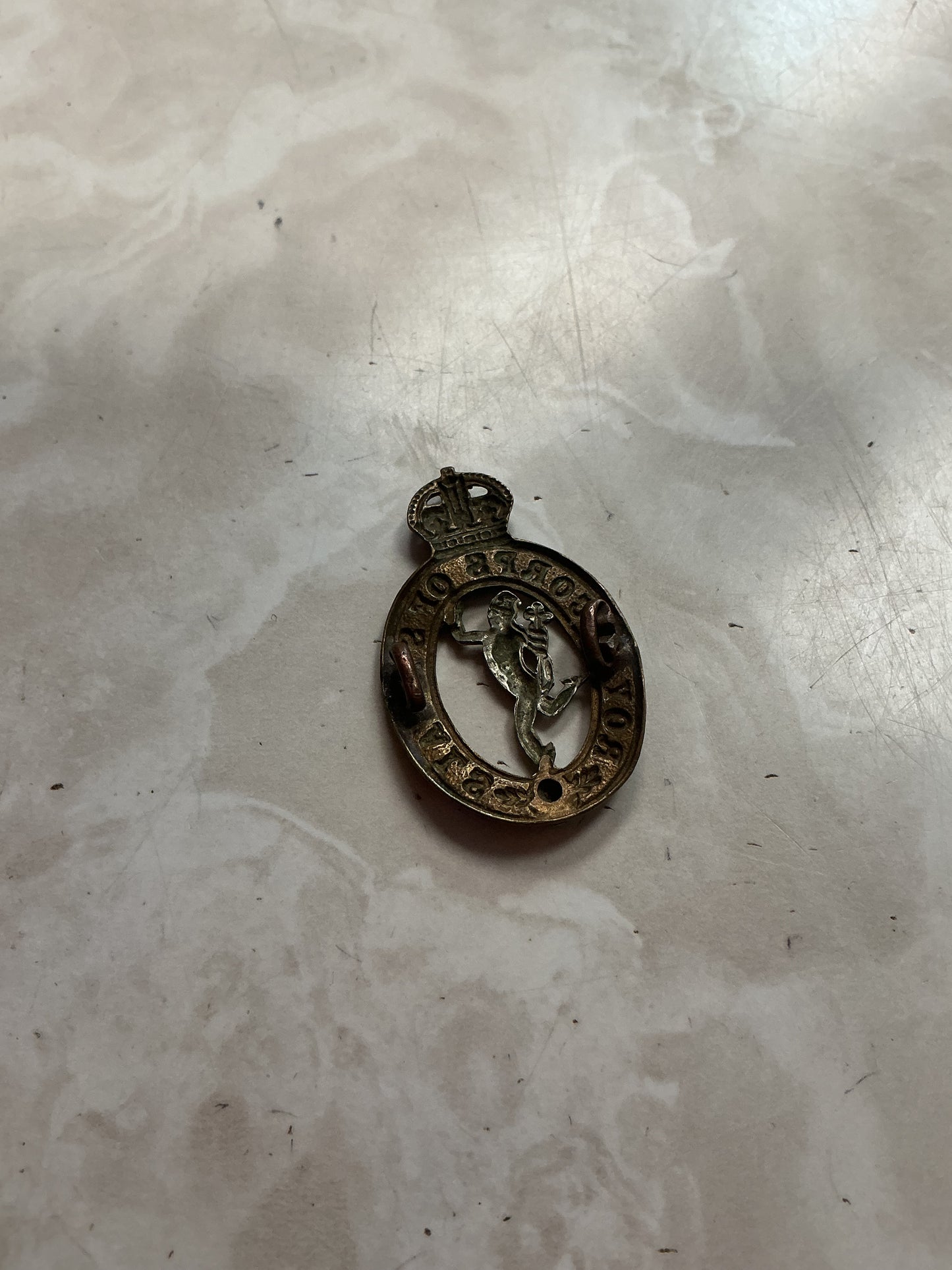 WWII PERIOD ROYAL CORPS OF SIGNALS CAP BADGE