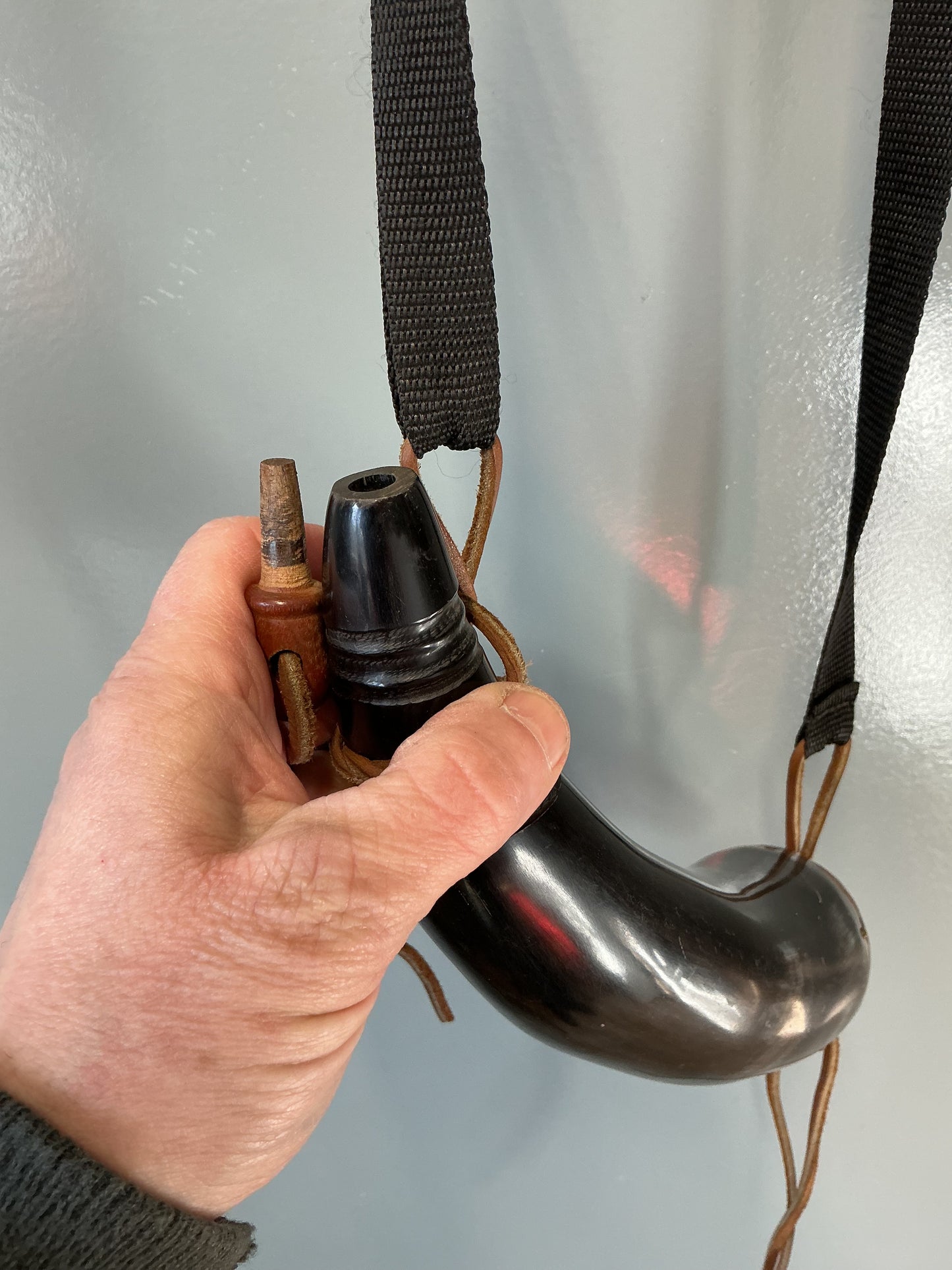 BLACK POWDER HORN WITH SHOULDER STRAP & CAP