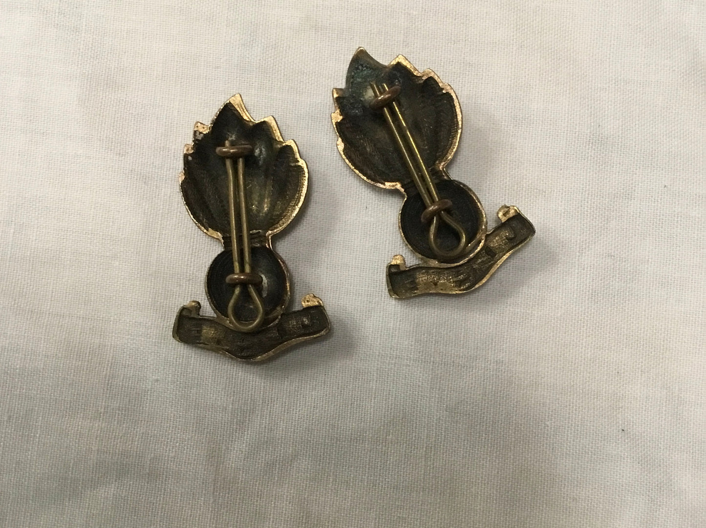 Pair of Early Artillery ( Ubique ) Collar Badges