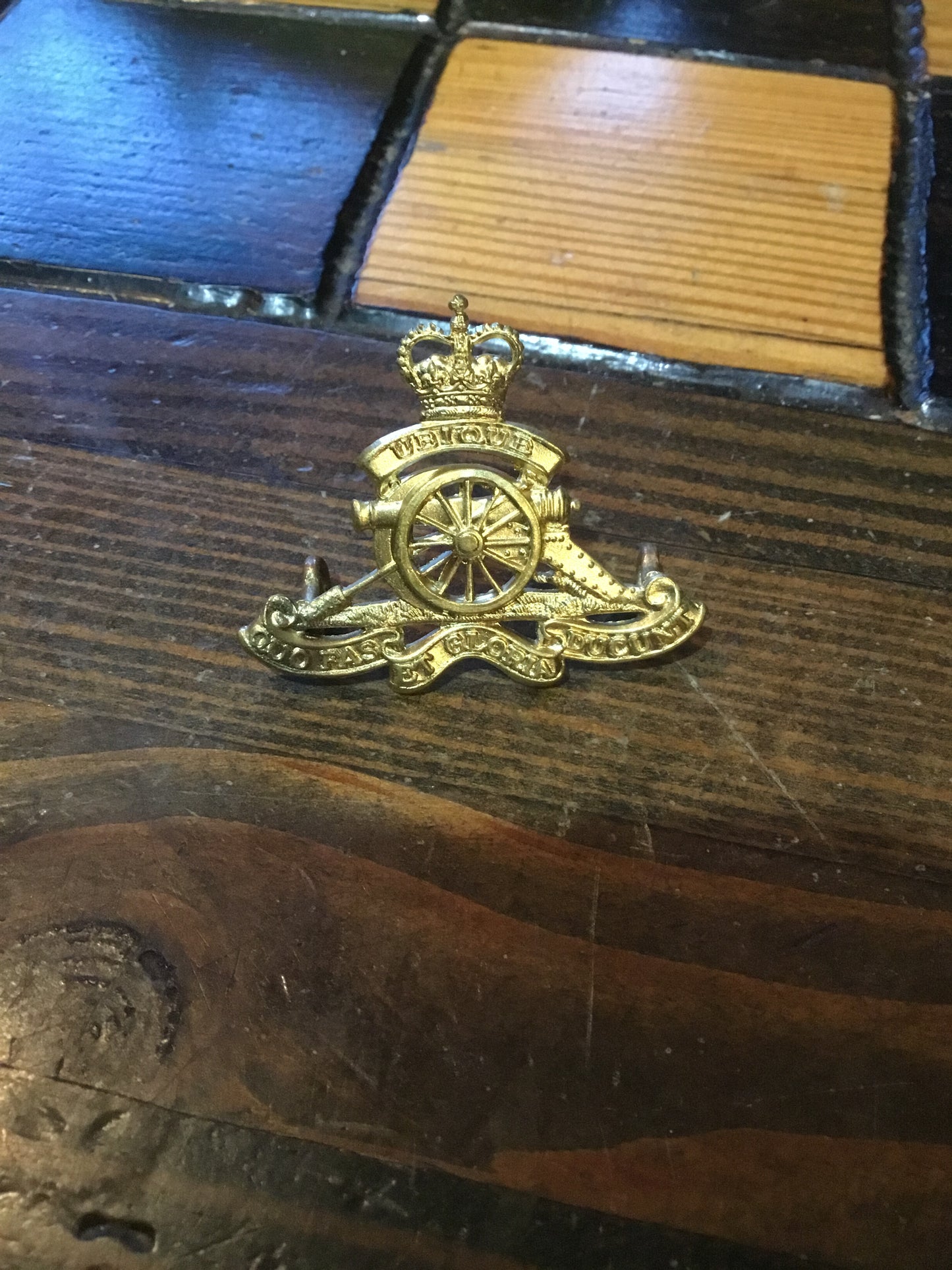 Post War Canadian Artillery Hat Badge Queens Crown