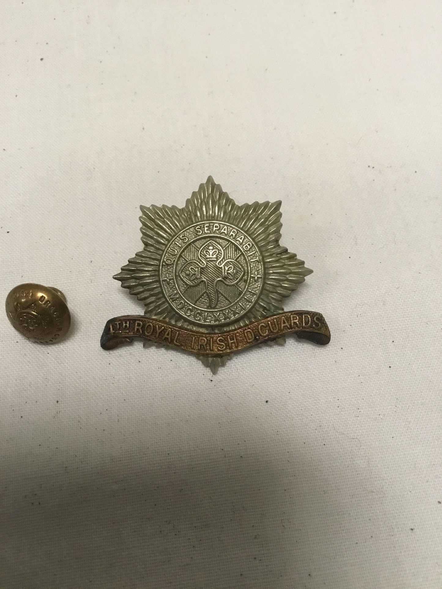 WW1 4TH Royal Irish guards hat badge and Button