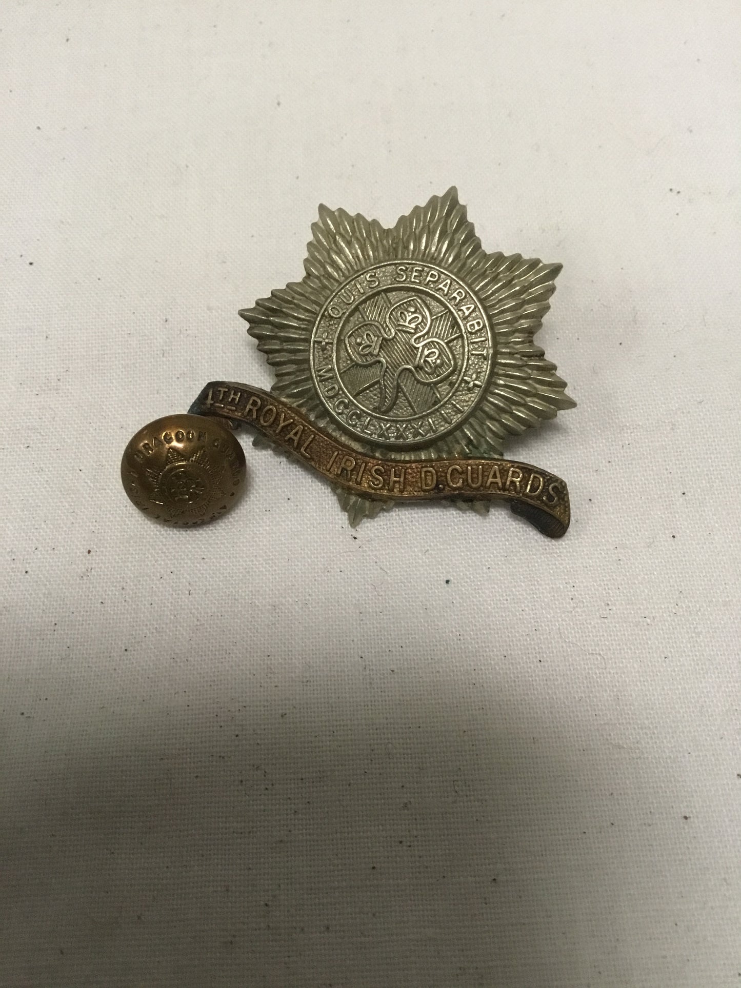 WW1 4TH Royal Irish guards hat badge and Button