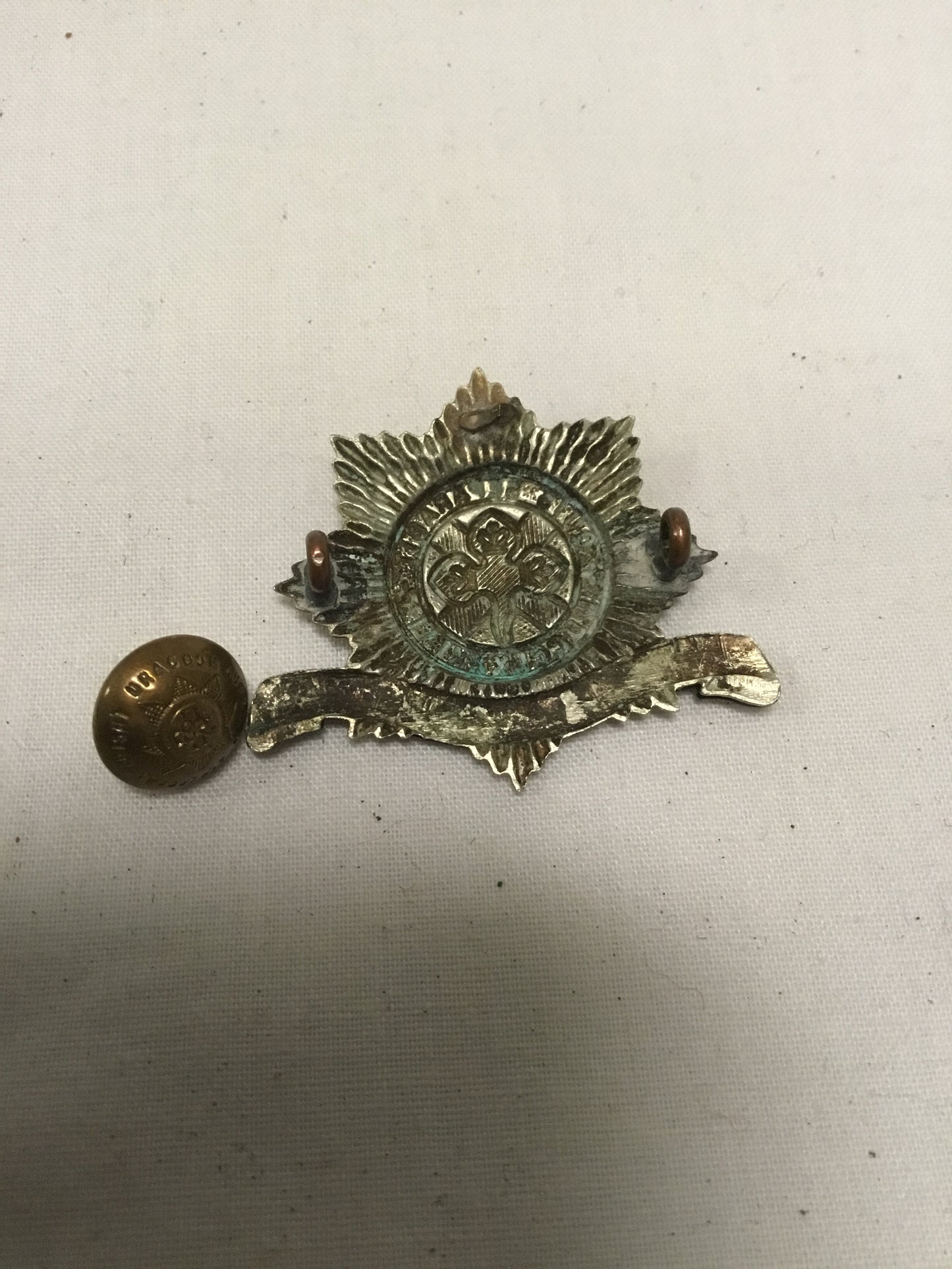WW1 4TH Royal Irish guards hat badge and Button