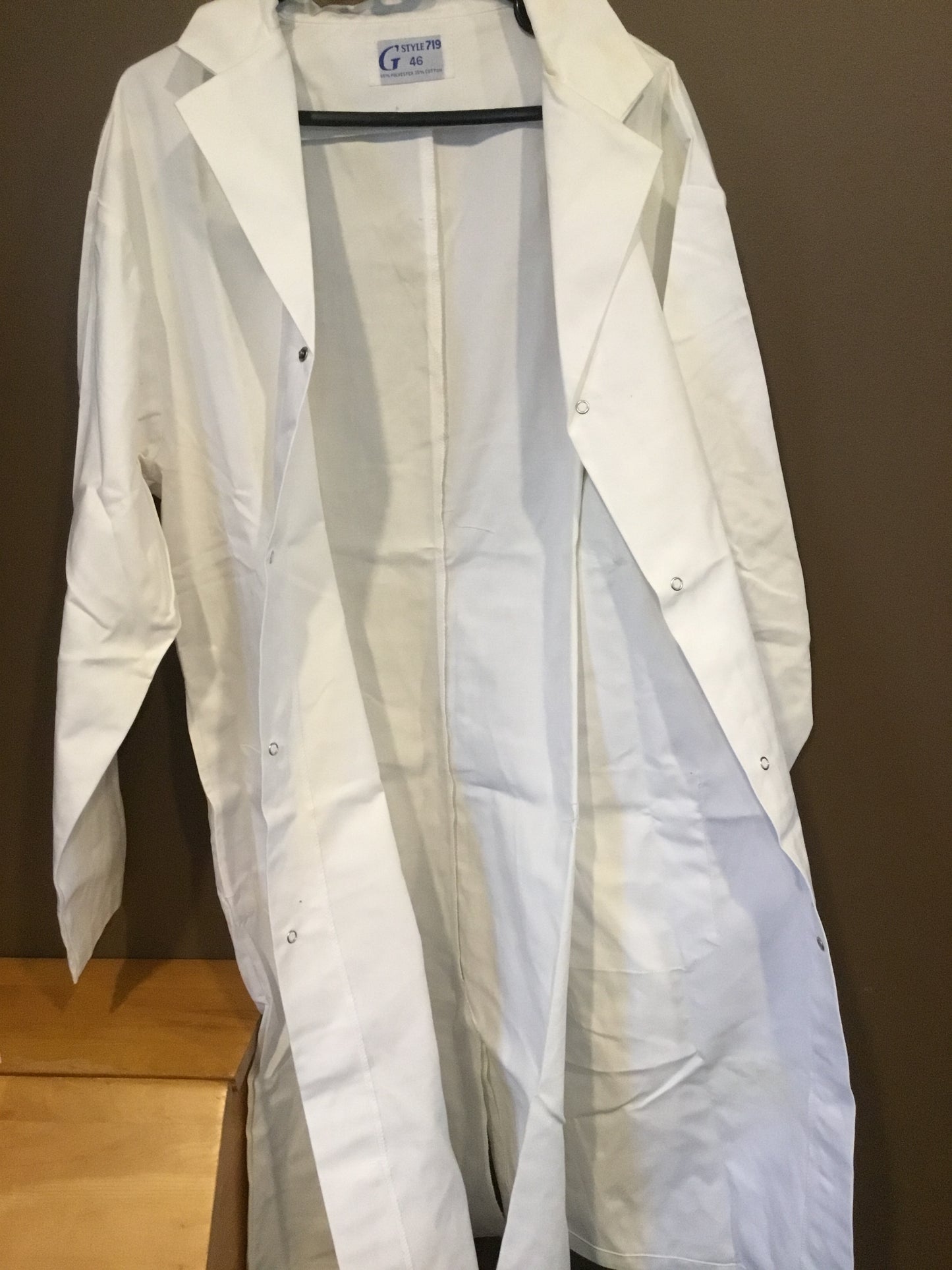 Quality Made snap up lab coat Large