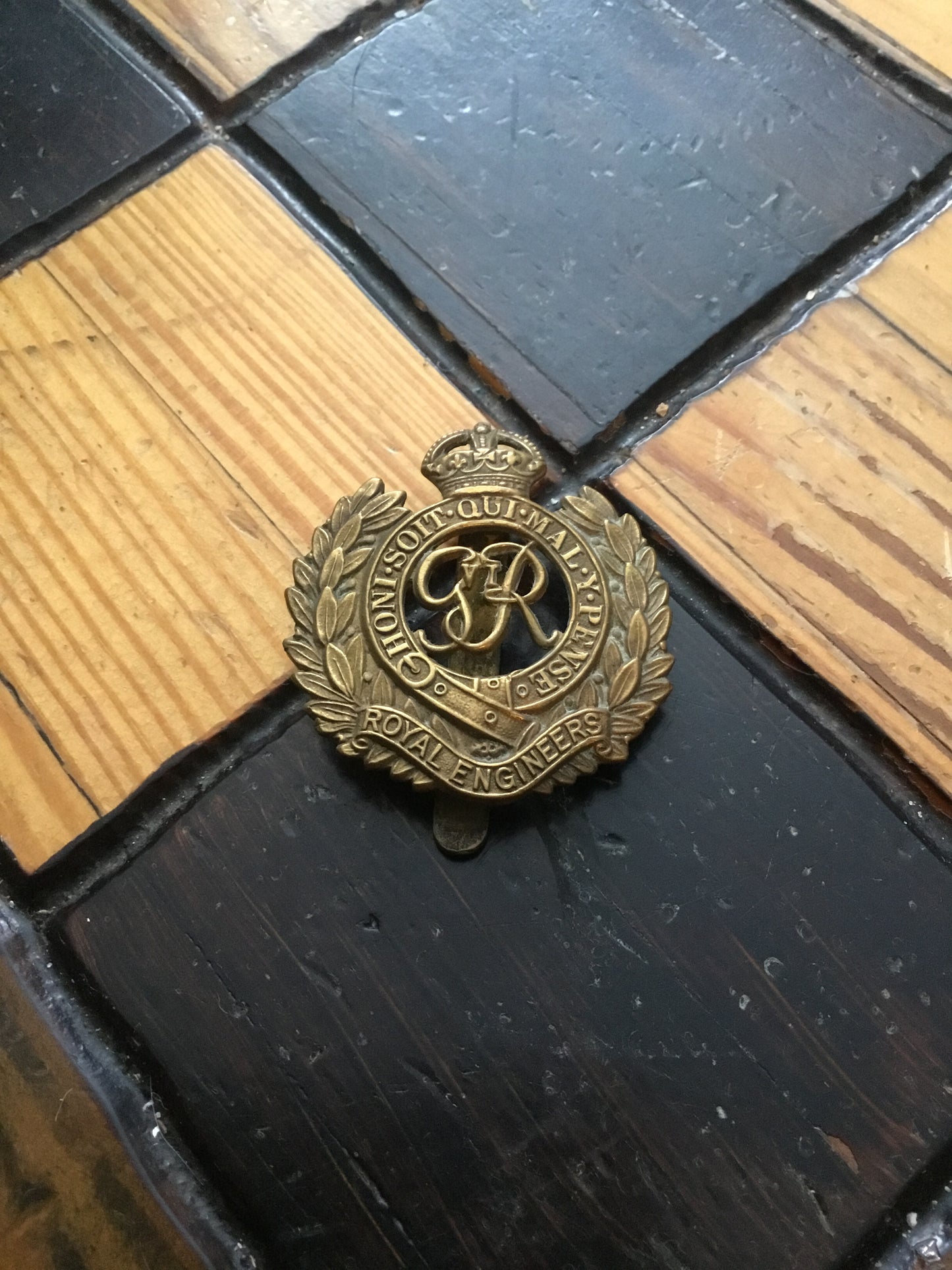 WW2 British Army Royal Engineers Hat Badge