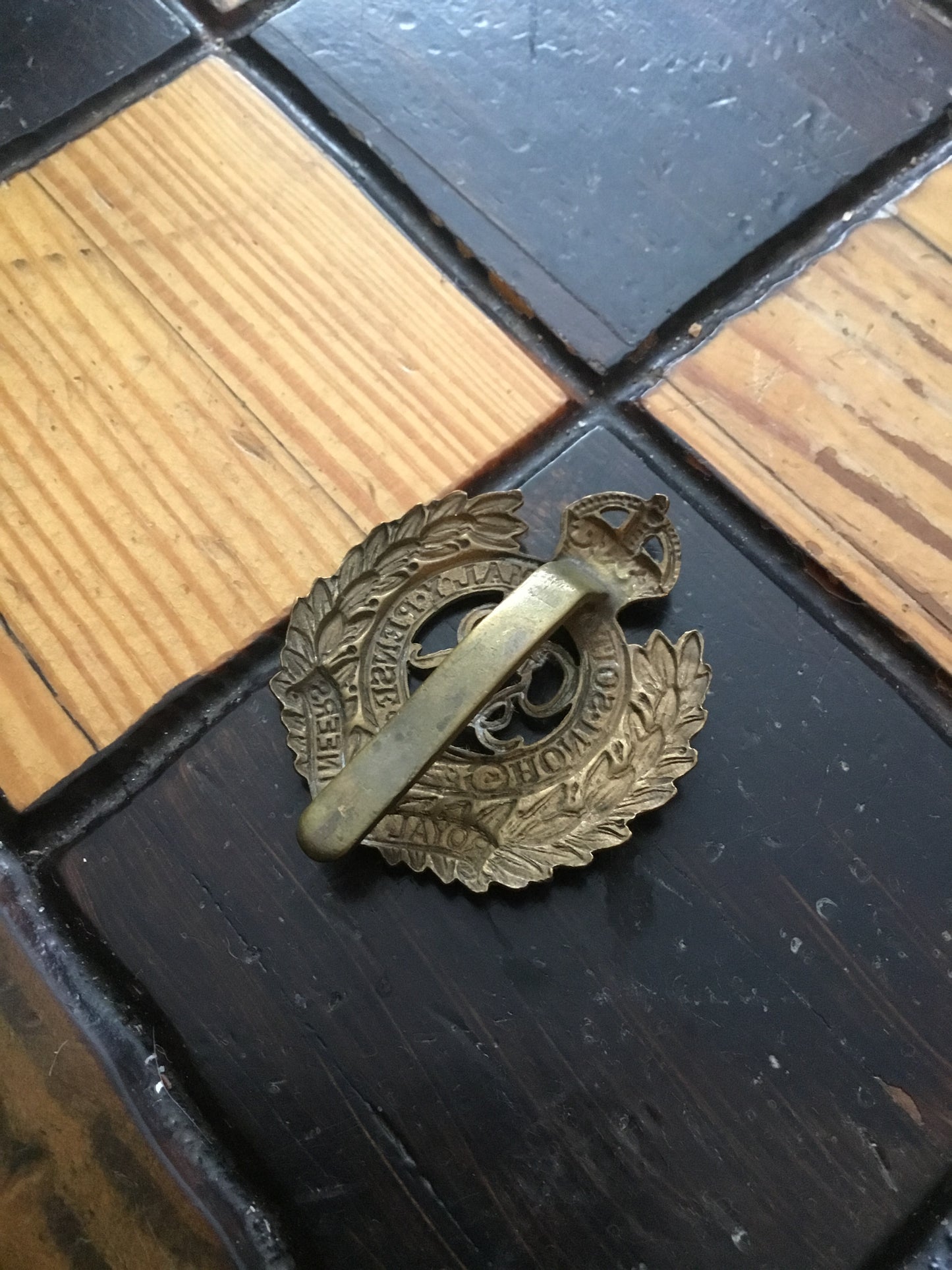 WW2 British Army Royal Engineers Hat Badge