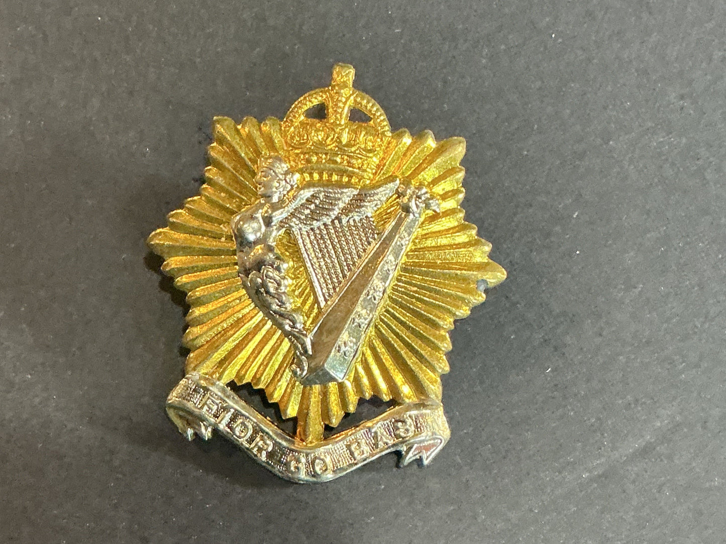 WW2 Irish Regiment Of Canada Cap Badge