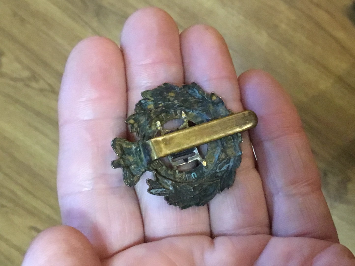 BRITISH - VICTORIAN 13TH HUSSARS CAP BADGE