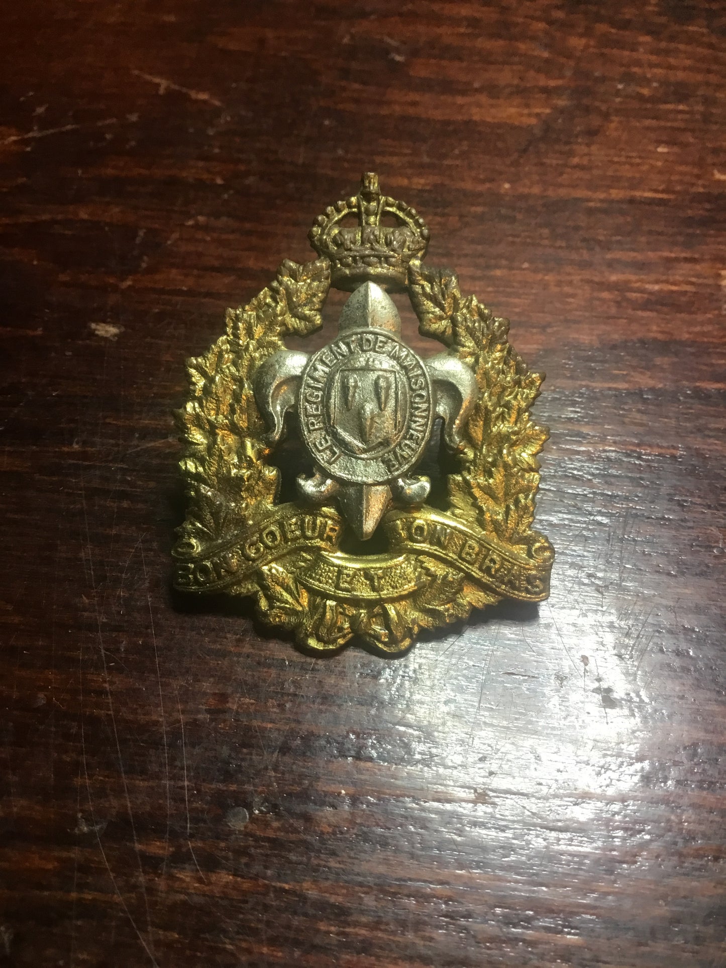 WW2 Canadian Regiment De Maisonneuve Cap Badge