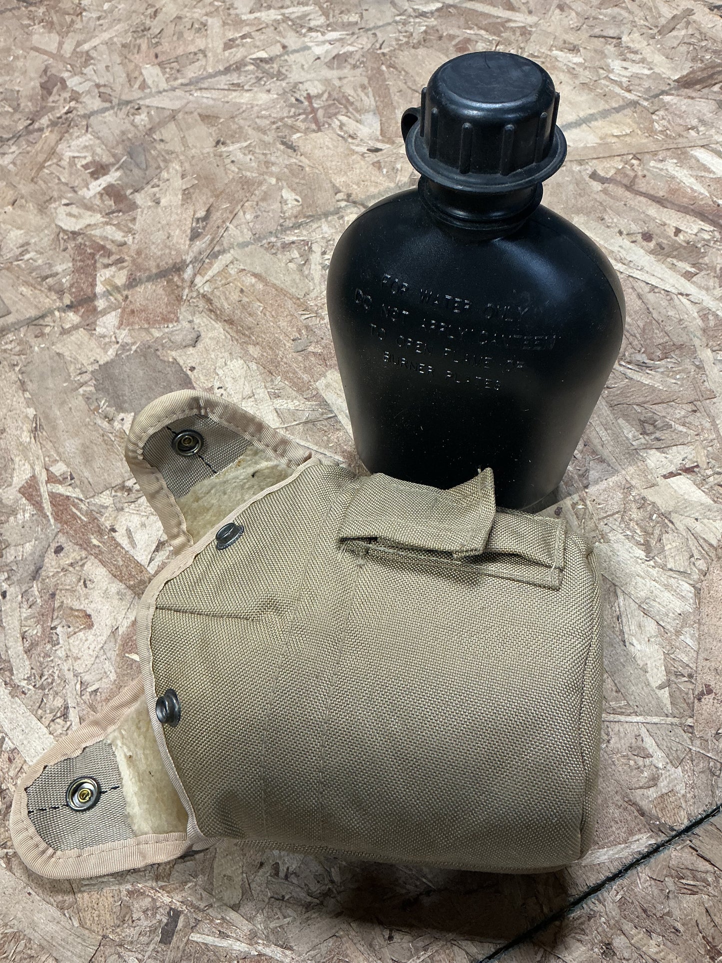 U.S. MILITARY TYPE CANTEEN WITH DESERT TAN COVER .