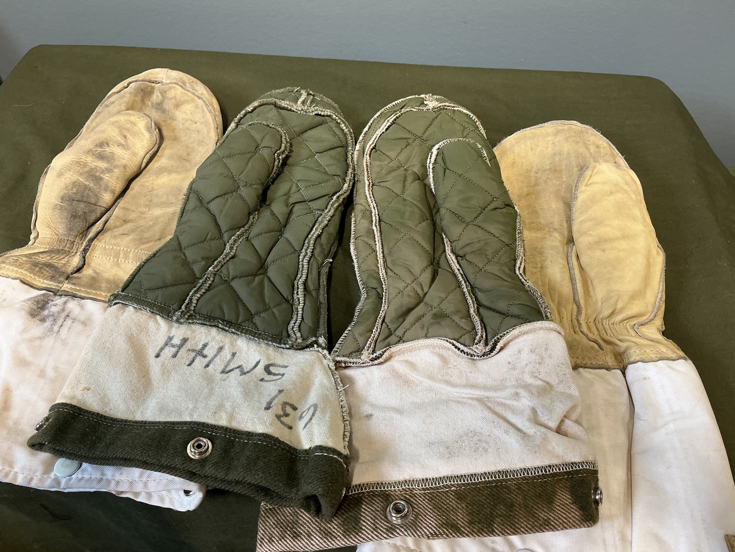 Canadian military Arctic mitts with removable liners , size ;medium