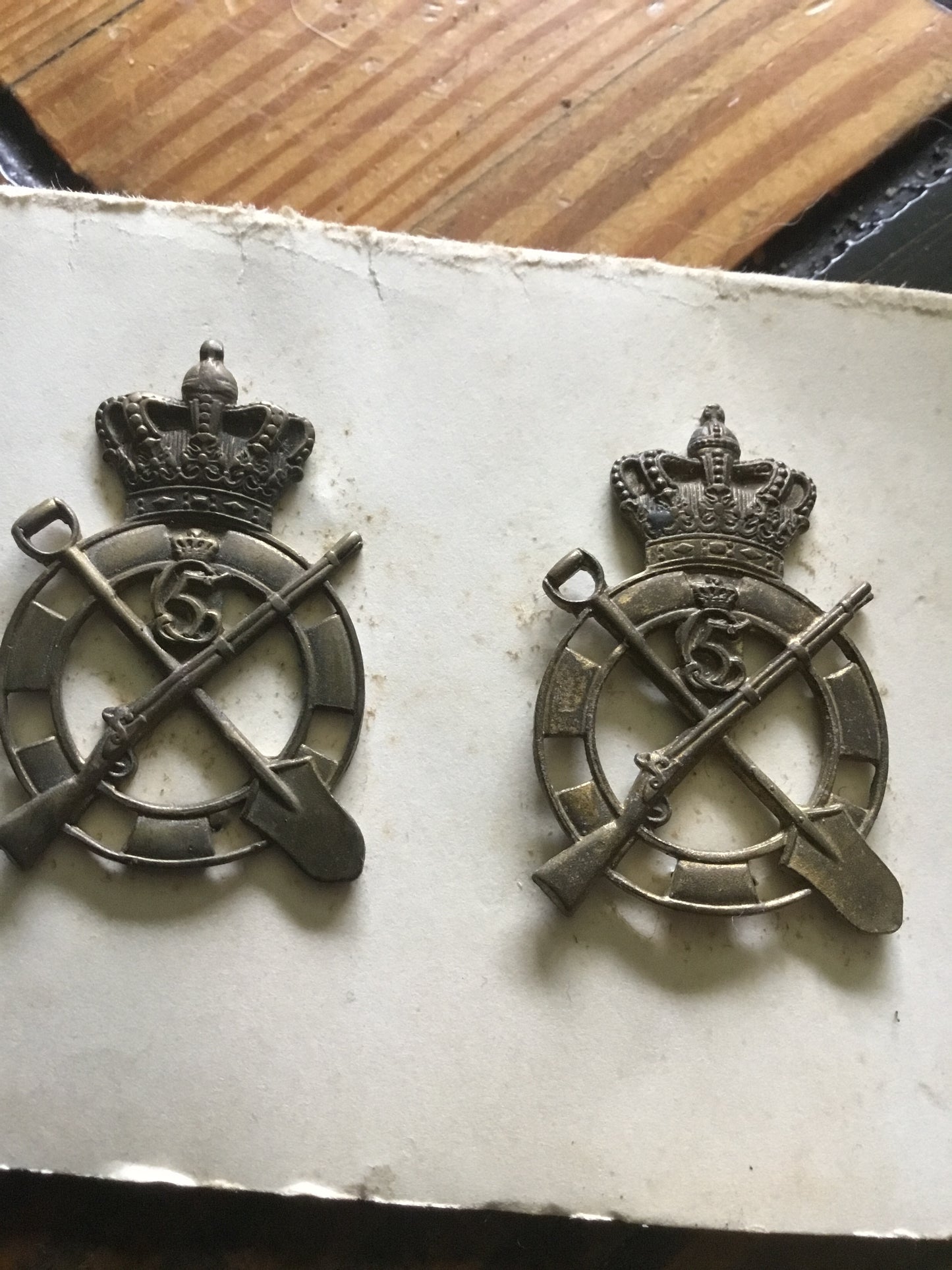 Lot of four Zealand Engineer Regiment beret badges and Danish, Post WW2, Army Command General Staff Cap Badge, 2 lugs