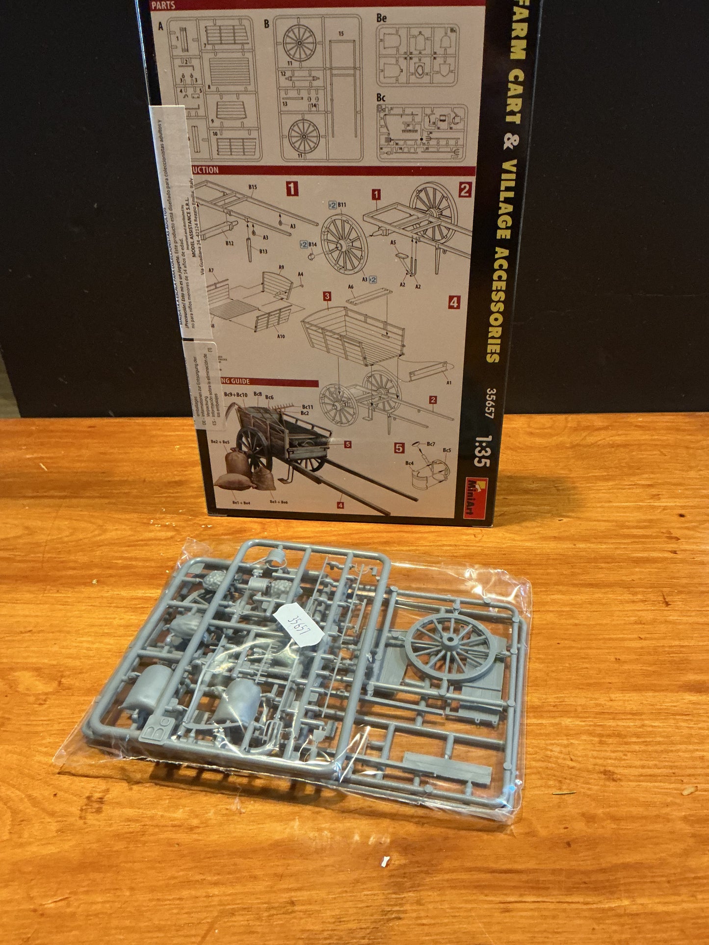 1:35 Scale Miniart Farm Cart & Village Accessories