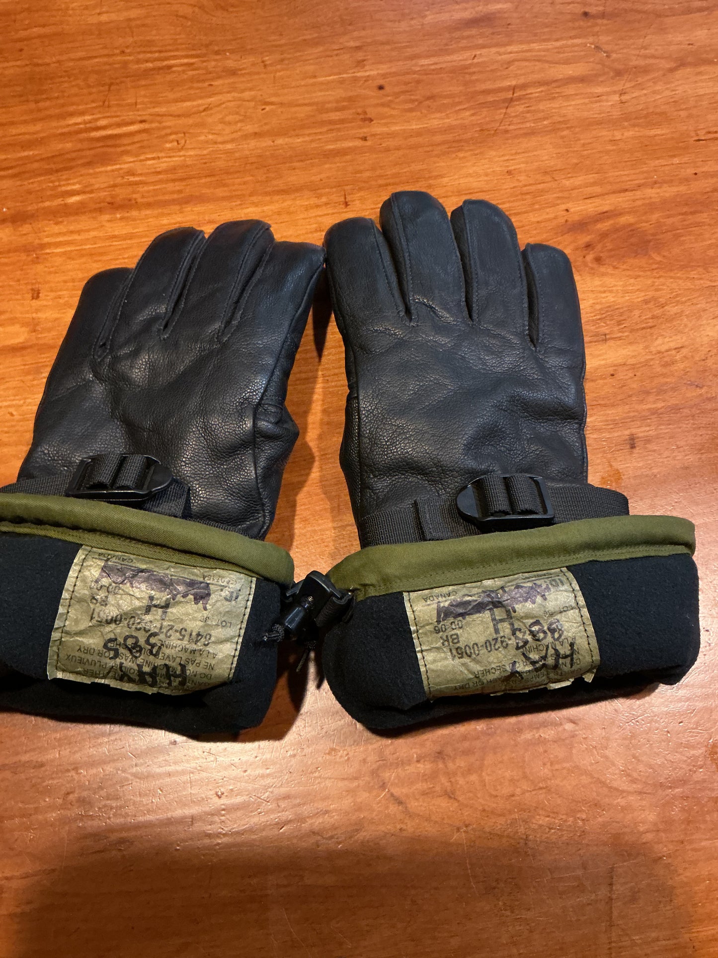 Canadian Forces Cold/ Wet Weather Gore- Tex Lined Gloves size Small