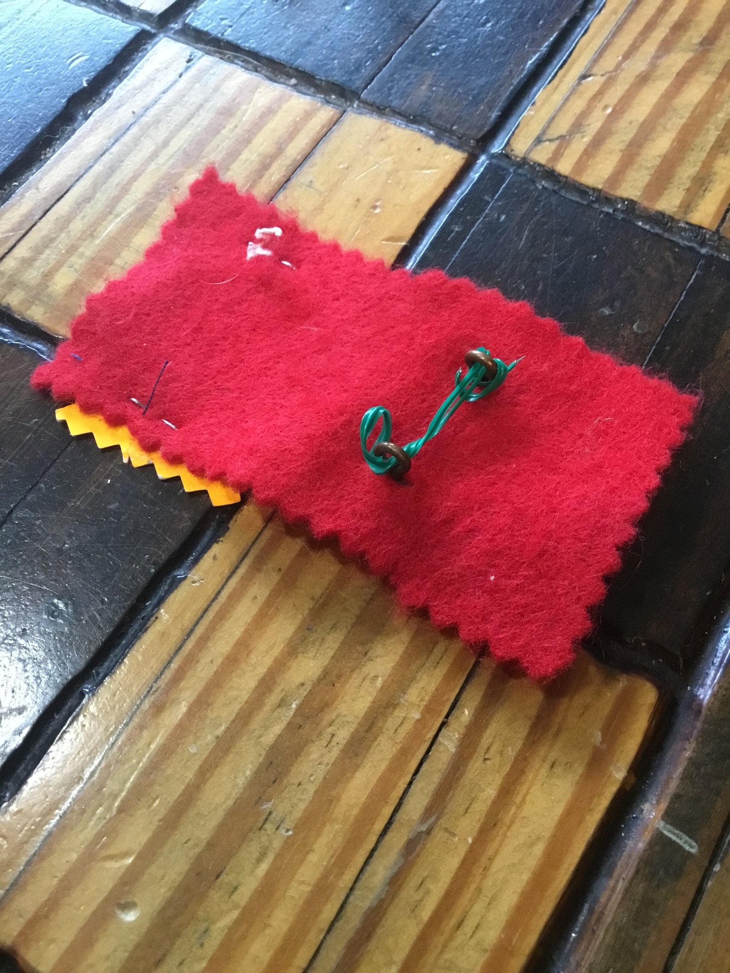 Canadian Regiment du Saguenay cap badge. The badge is in good condition with original lugs.