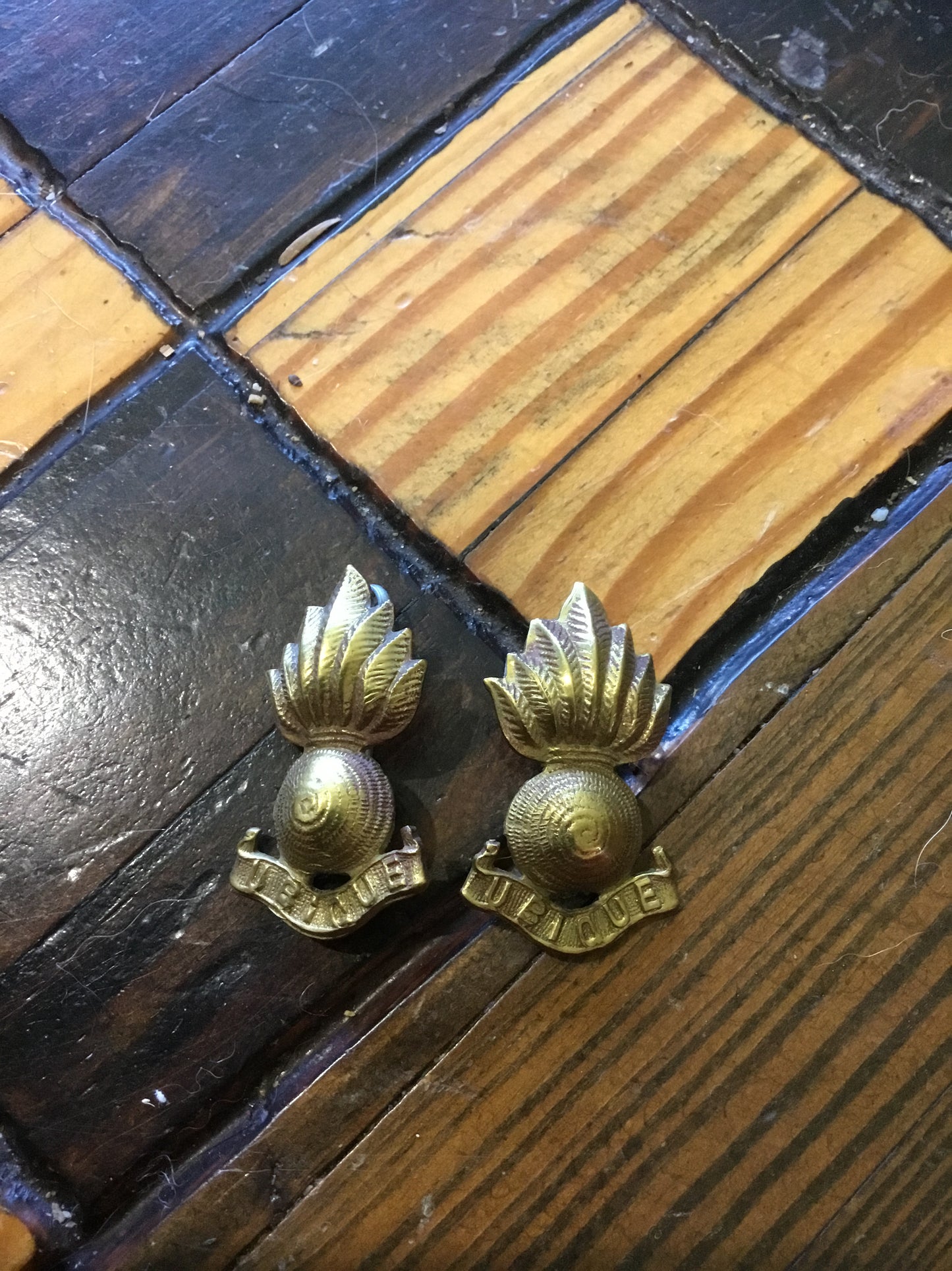 Pair Ubique , flaming grenades Collar badges