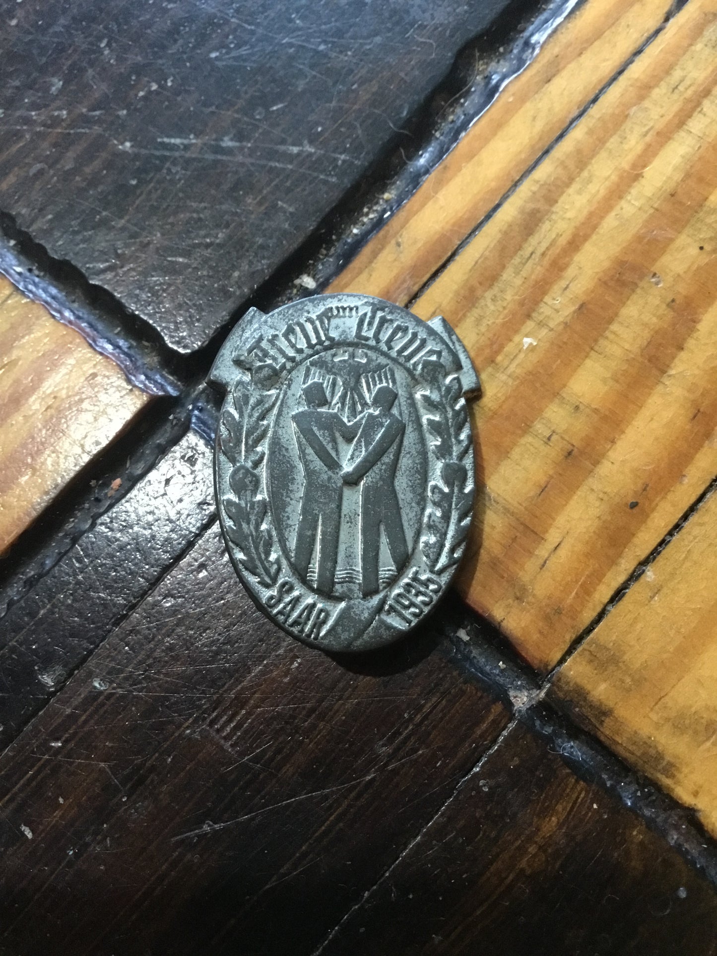 German TINNIE Badge "TREUE UM TREUE 1935
