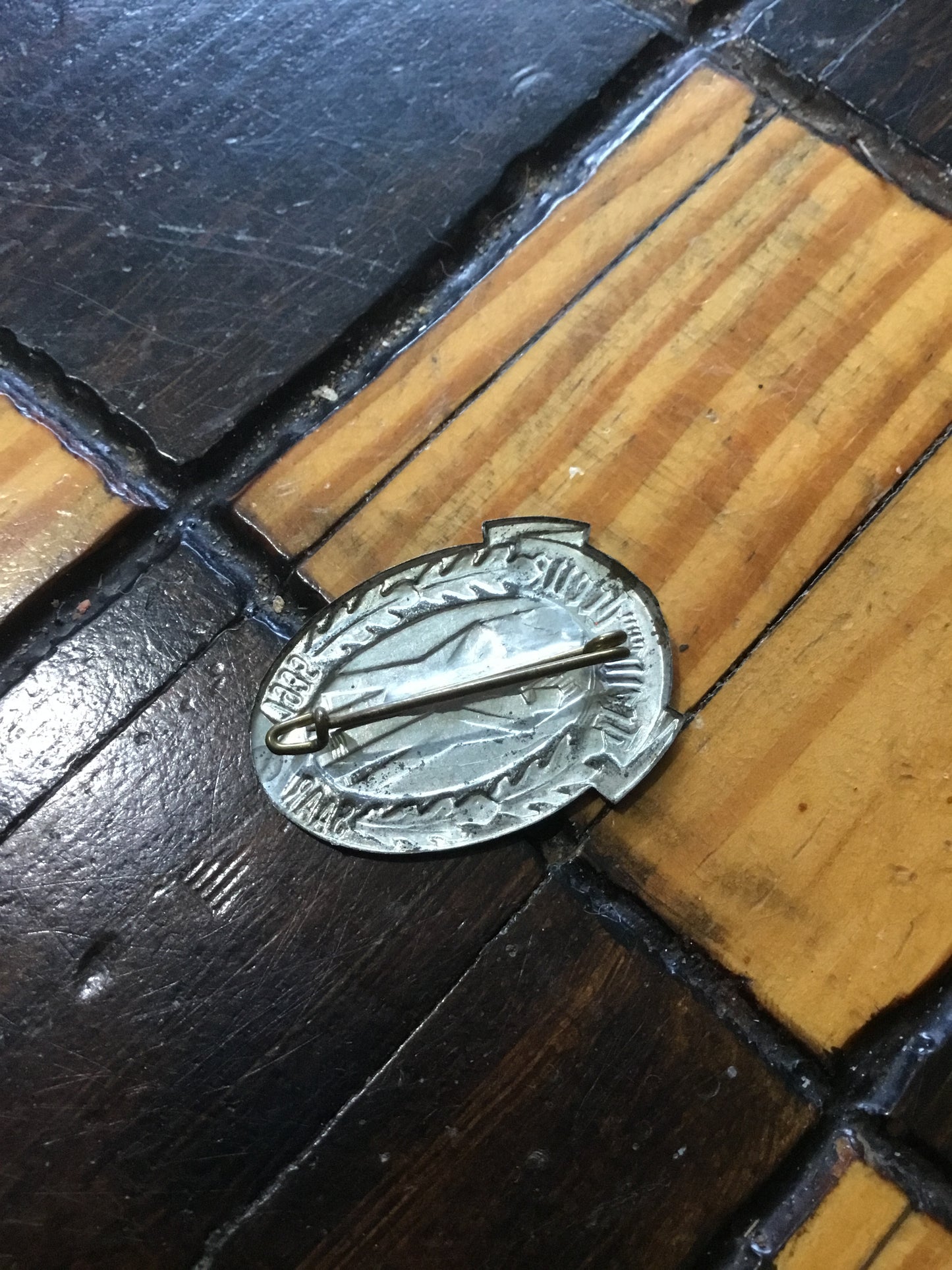 German TINNIE Badge "TREUE UM TREUE 1935