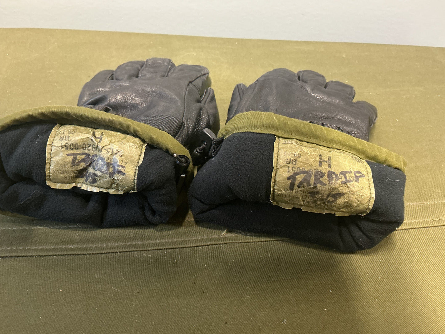 Canadian Forces Cold/ Wet Weather Gore- Tex Lined Gloves size Medium