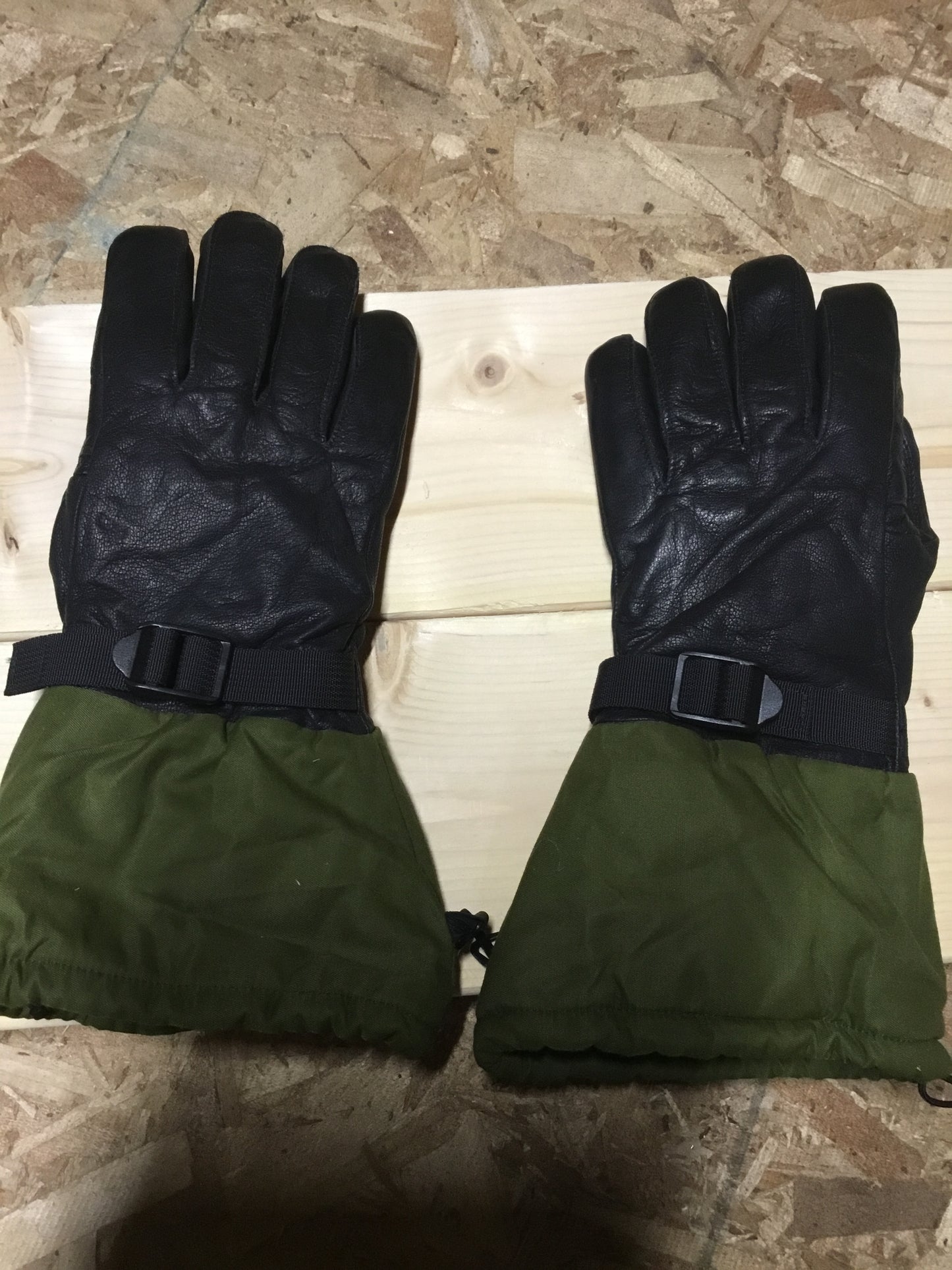 Canadian Forces Wet Weather Gore- Tex Lined Gloves size ;MEDIUM , in good condition