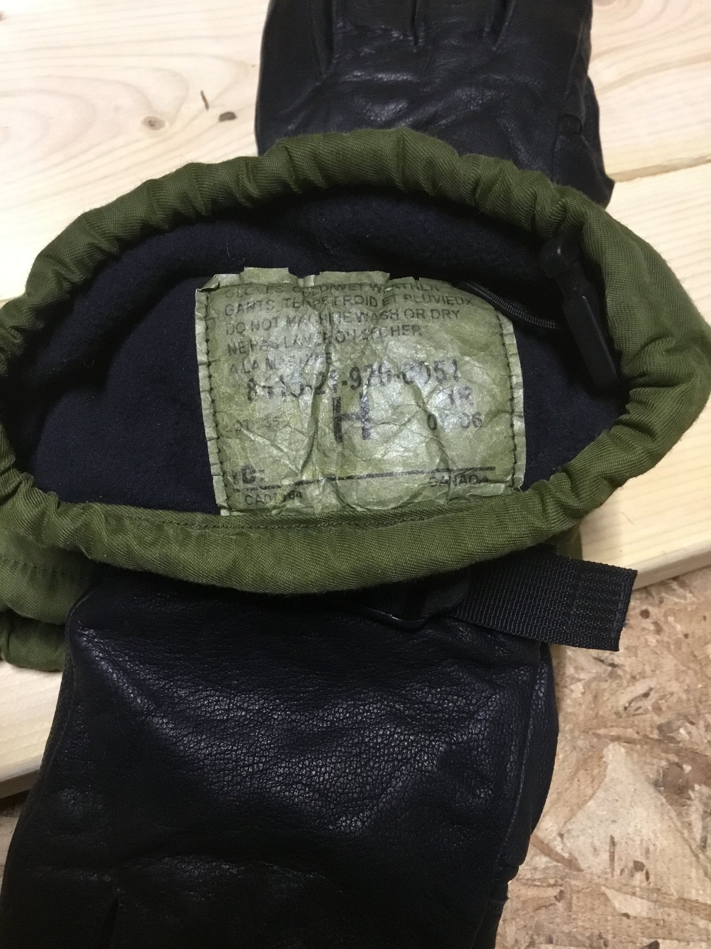 Canadian Forces Wet Weather Gore- Tex Lined Gloves size ;MEDIUM , in good condition