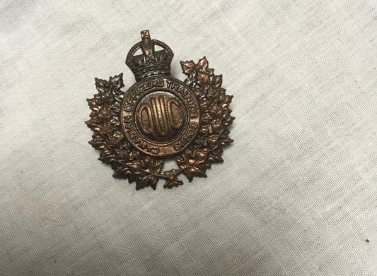 CANADIAN OFFICERS TRAINING CORPS BADGE W/ KING'S CROWN CIRCA 1943 WWII