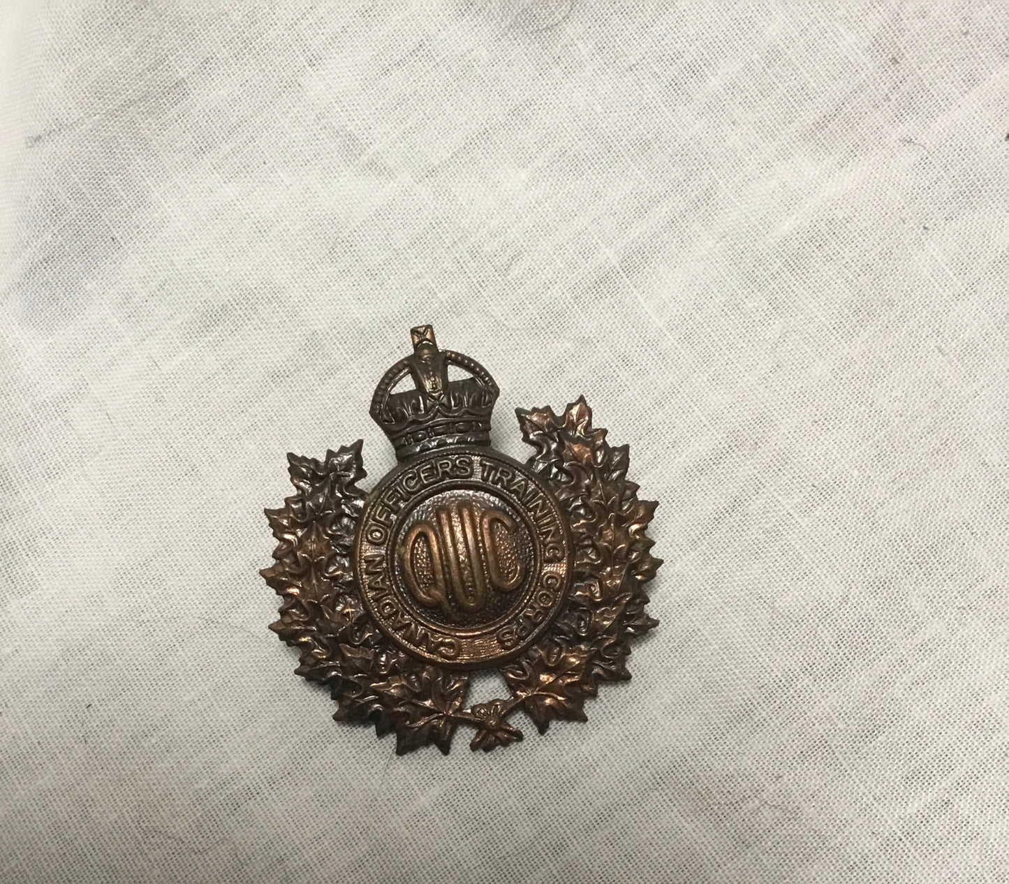 CANADIAN OFFICERS TRAINING CORPS BADGE W/ KING'S CROWN CIRCA 1943 WWII