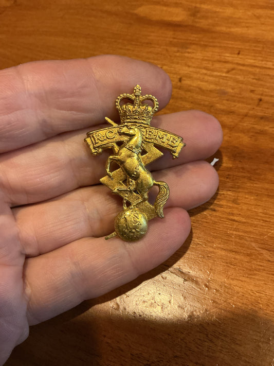 Royal Canadian Electrical Mechanical Engineers RCEME Cap Badge