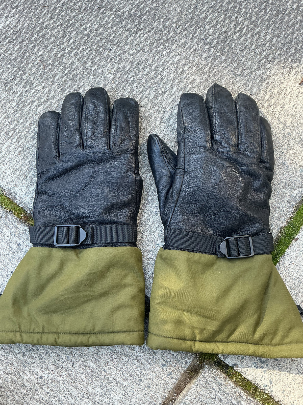 Canadian Forces Cold/ Wet Weather Gore- Tex Lined Gloves size  Large