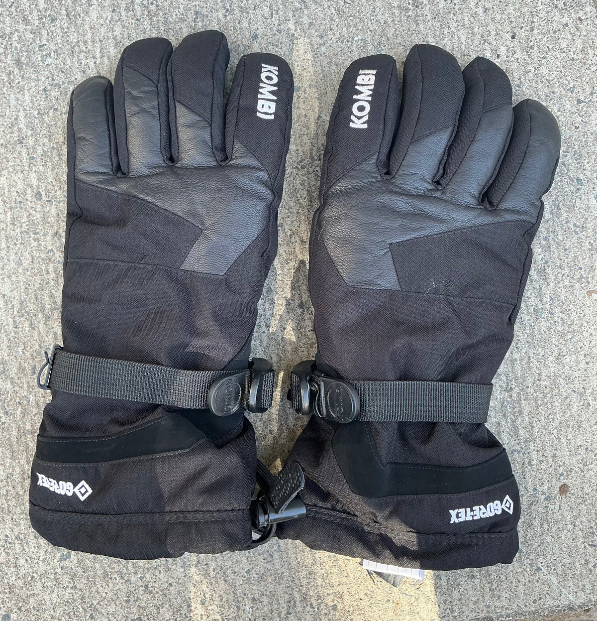 Canadian made KOMBI Gloves Waterproof  Large in very good , used by the Canadian military . Lightweight .