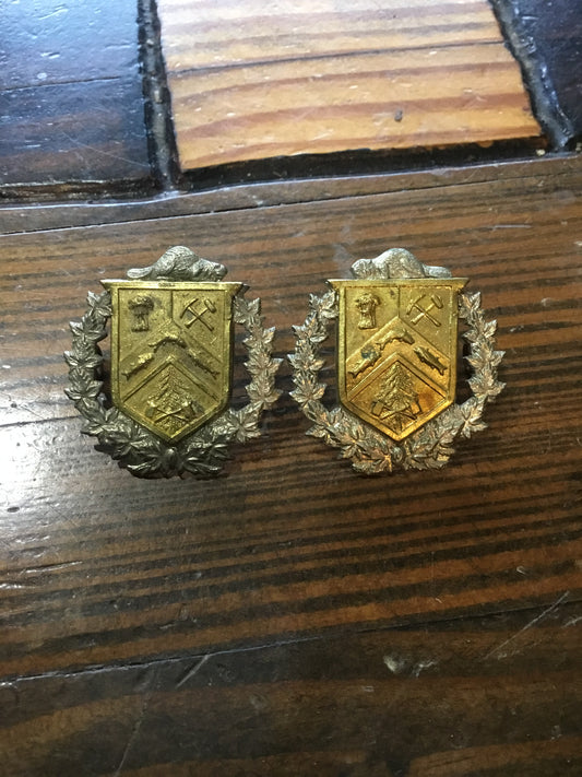 Pair  Canadian Three Rivers Regiment Collar Badges