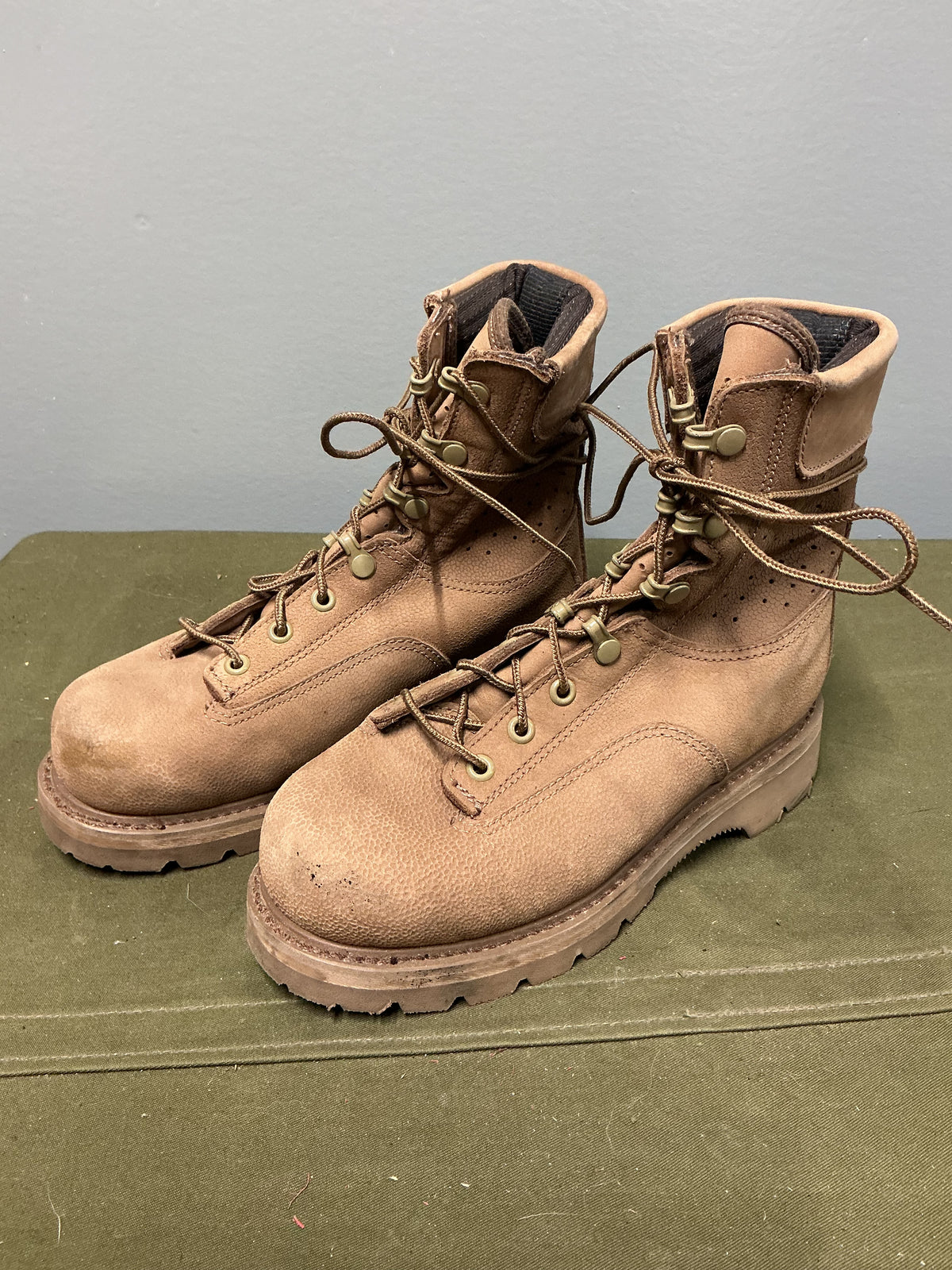 Canadian  Forces Hot Weather Combat Boots Size 5 1/2 or 225/96  Lightweight Made in Canada