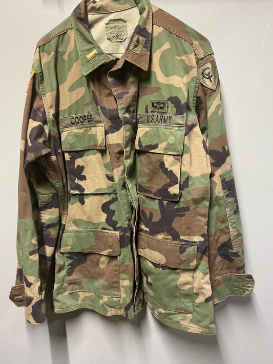U.S. WOODLAND BDU SHIRT WITH INSIGNIA  MEDIUM REGULAR