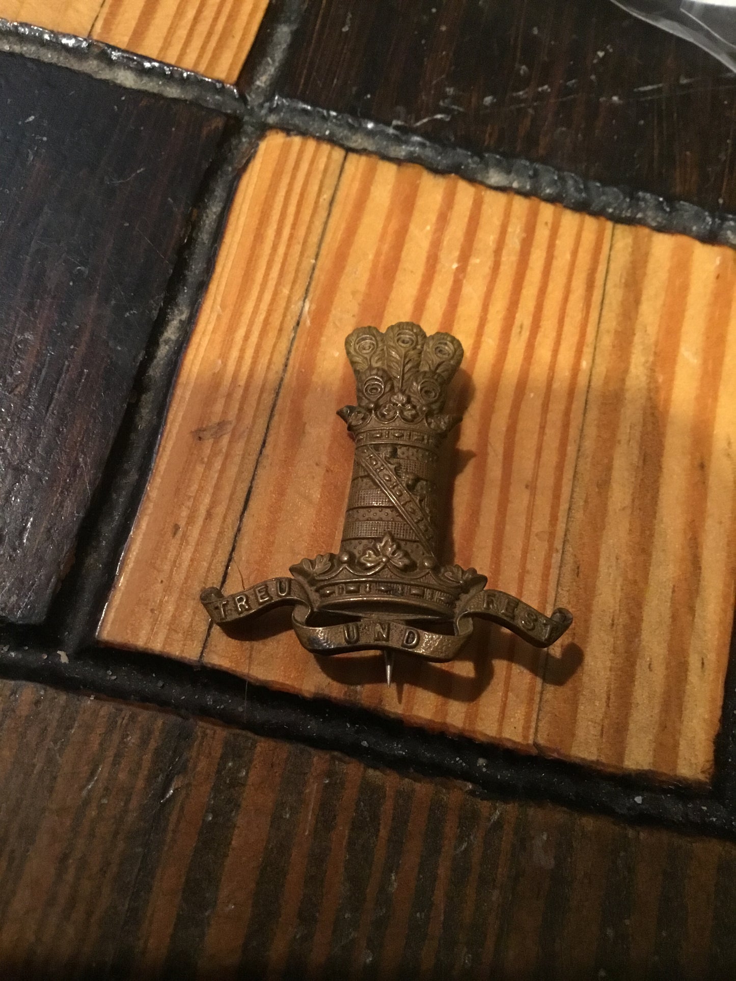 ORIGINAL 11th HUSSARS (PRINCE ALBERTS OWN) BRITISH MILITARY CAP BADGE