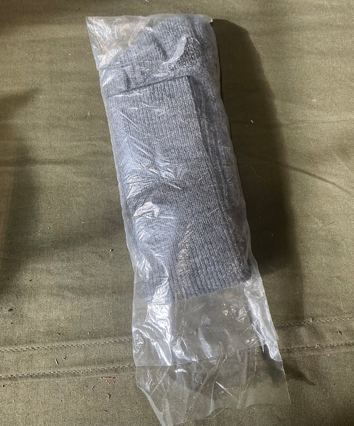 New Canadian Forces Wool Socks Gray , size Large 60% wool and 40 % Nylon . Made in Canada