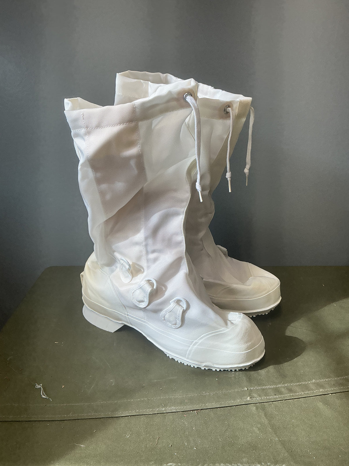 New Canadian Issue Winter Mukluks ; Size 9 Narrow in New unused condition