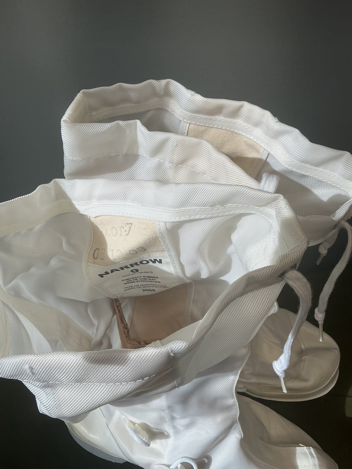 New Canadian Issue Winter Mukluks ; Size 9 Narrow in New unused condition