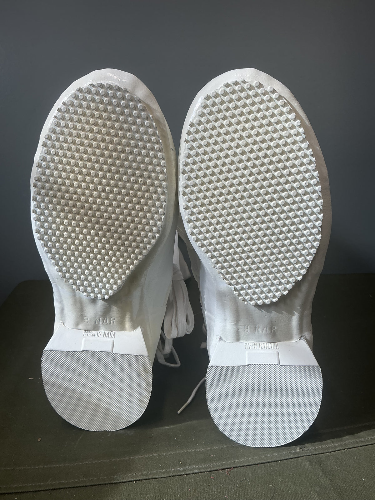 New Canadian Issue Winter Mukluks ; Size 9 Narrow in New unused condition