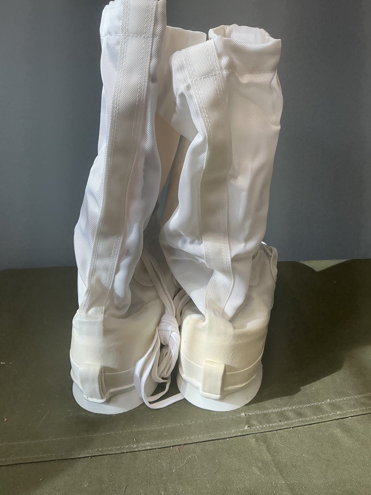 New Canadian Issue Winter Mukluks ; Size 9 Narrow in New unused condition