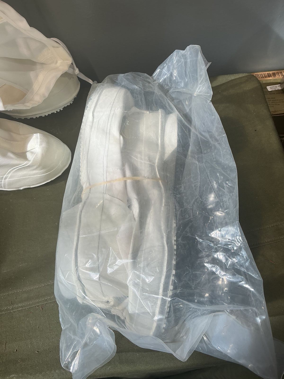 New Canadian Issue Winter Mukluks ; Size 9 Narrow in New unused condition