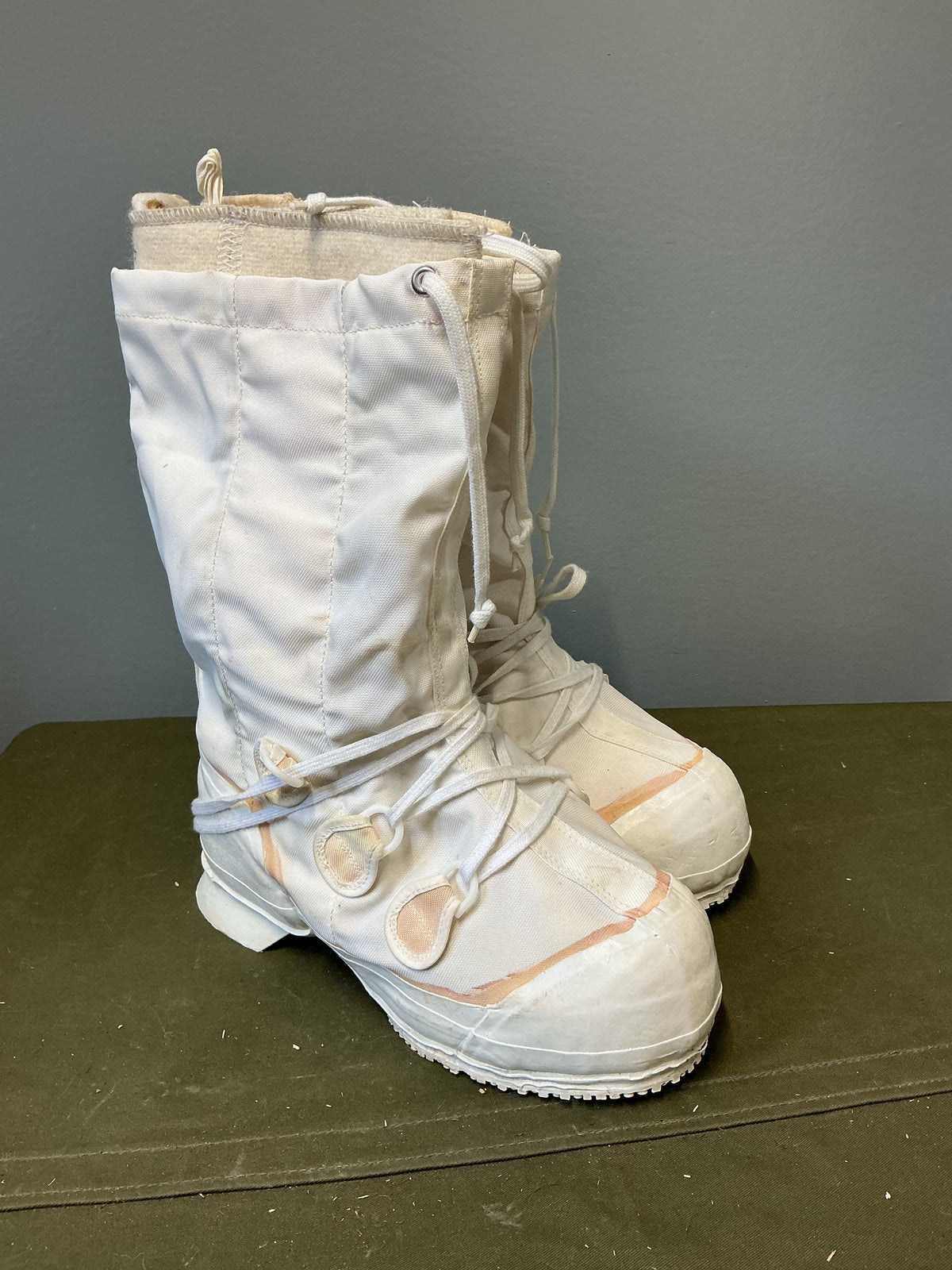 Canadian Military Mucklucks with Liners ;Size 6 In very good clean condition